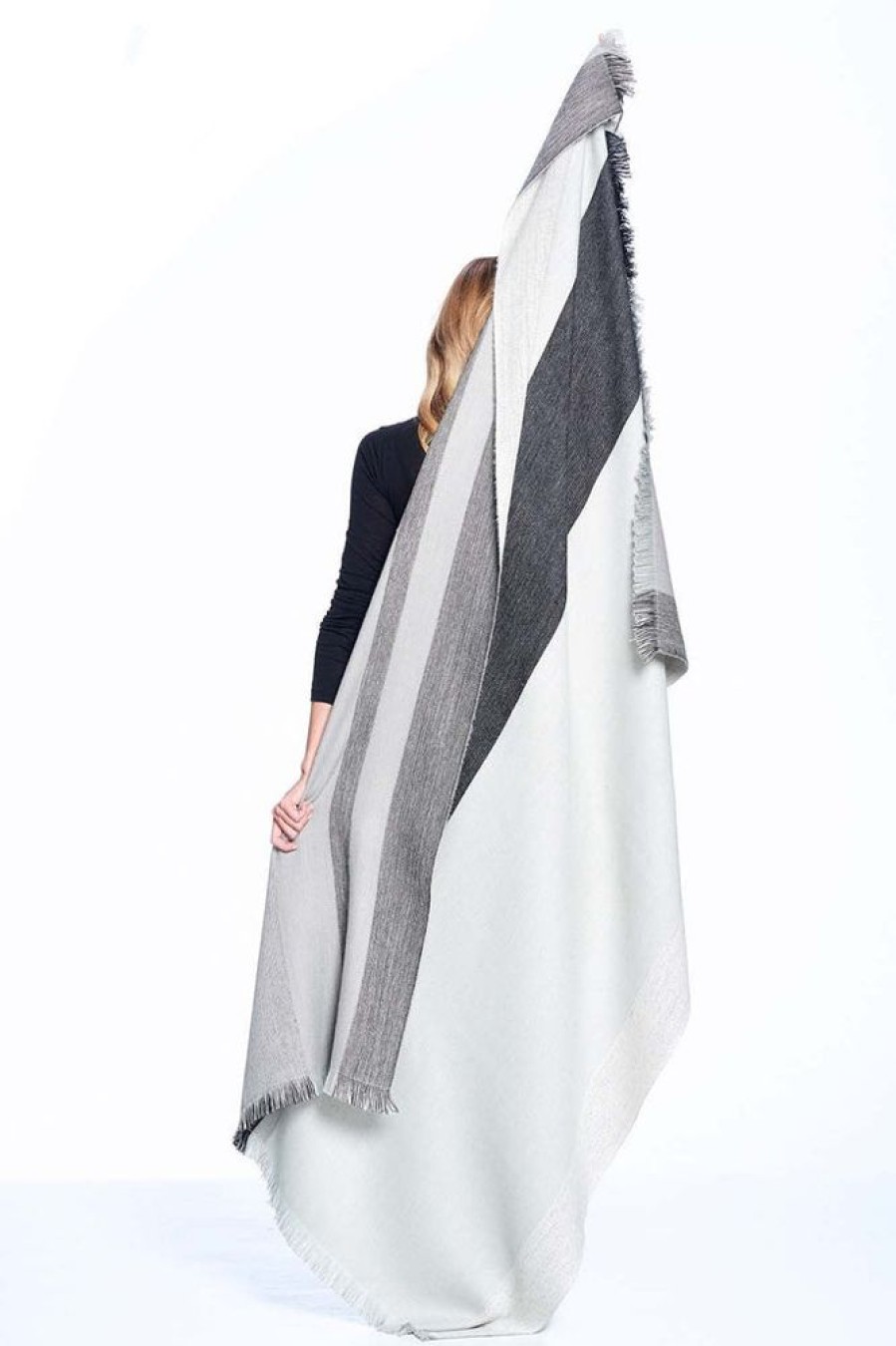 House & Home Shupaca Artisanal Yarn Collection | Reversiblealpaca Throw Blanket - Monochrome