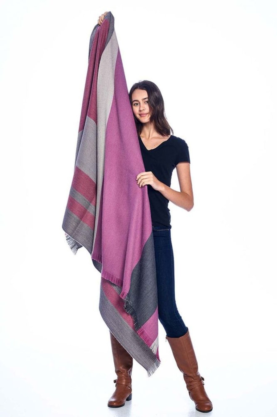 House & Home Shupaca Artisanal Yarn Collection | Reversiblealpaca Throw Blanket - Sangria